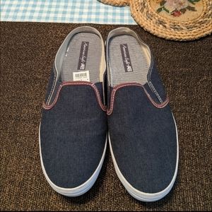 American Eagle slides. NWT